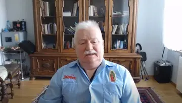 lech wałęsa siedzi w pokoju