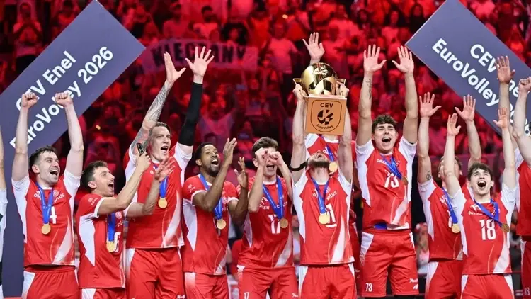 Siatkarze reprezentacji Polski podczas ceremonii dekorcji po meczu finałowym mistrzostw Europy z Francją,