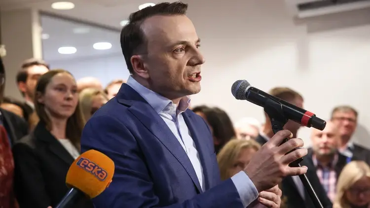 Łukasz Gibała podczas wieczoru wyborczego w swoim sztabie w Krakowie