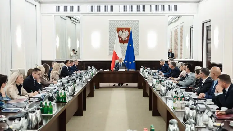 Ministrowie siedzą przy stołach