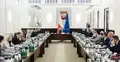Ministrowie siedzą przy stołach