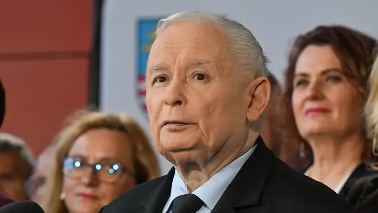 Jarosław Kaczyński, w tle ludzie