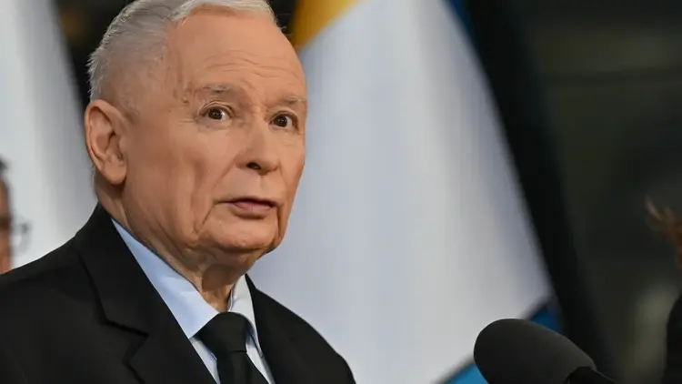 Jarosław Kaczyński przemawia do mikrofonu