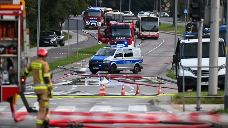 Awaria instalacji gazowej w Gdańsku, na zdjęciu strażak, ulica i radiowóz policji