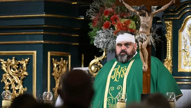 Jeden z poszkodowanych podczas napaści ks. Adrian głosi kazanie