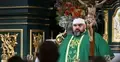  Jeden z poszkodowanych podczas napaści ks. Adrian głosi kazanie 