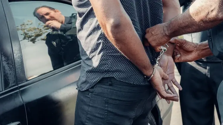 policjant aresztuje mężczyznę