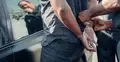 policjant aresztuje mężczyznę