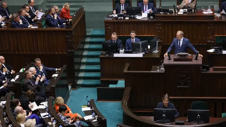 Donald Tusk przemawia z mównicy sejmowej