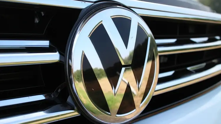Volkswagen - znak firmowy na przodzie samochodu