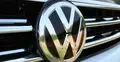 Volkswagen - znak firmowy na przodzie samochodu