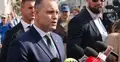 Karol Nawrocki przemawia do dziennikarzy. W tle ludzie