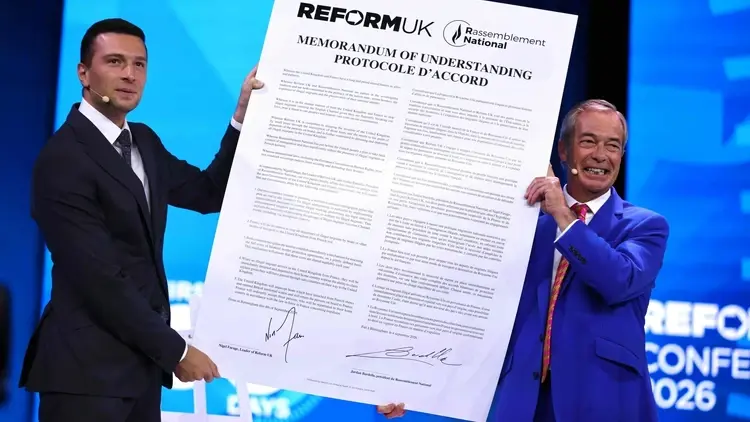 Jordan Bardella i Nigel Farage prezentują zawarte memorandum