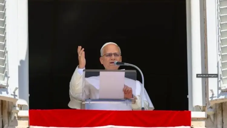 papież w oknie Pałacu Apostolskiego