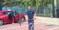 agresor z metalowym słupem atakuje
