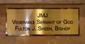 Tabliczka nagrobna abp. Fultona Sheena, Cathedral of Saint Mary of the Immaculate Conception, Peoria, Illinois