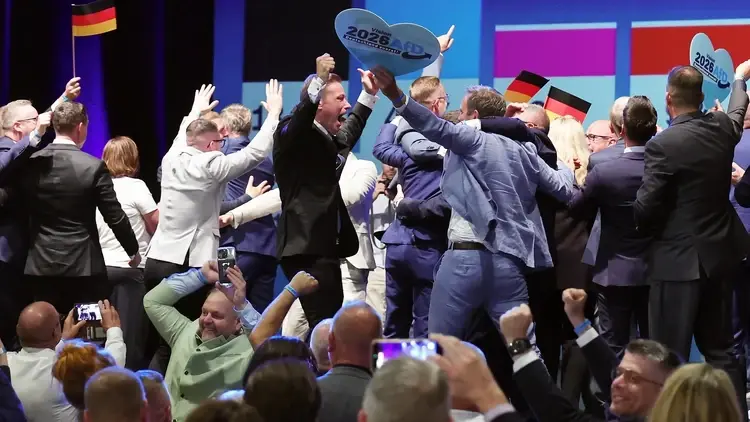 Zgromadzeni na wieczorze wyborczym AfD świętują zwycięstwo