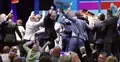 Zgromadzeni na wieczorze wyborczym AfD świętują zwycięstwo
