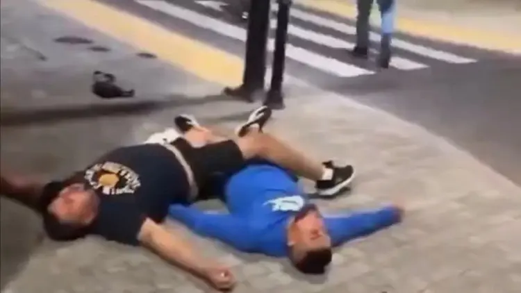 dwaj mężczyźni na bocheńskim rynku leżą