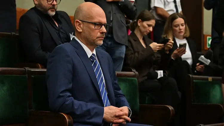 Maciej Berek w Sejmie, w tle dziennikarze