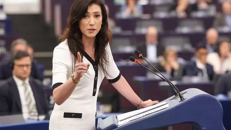 Ewa Zajączkowska-Hernik przemawia w Parlamencie Europejskim. W tle parlamerntarzyści