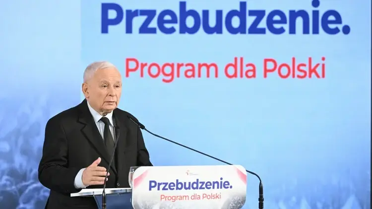Jarosław Kaczyński przemawia na konferencji