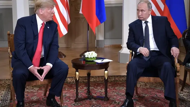 Politycy siedzą obok siebie, w tle flaga USA i Rosji