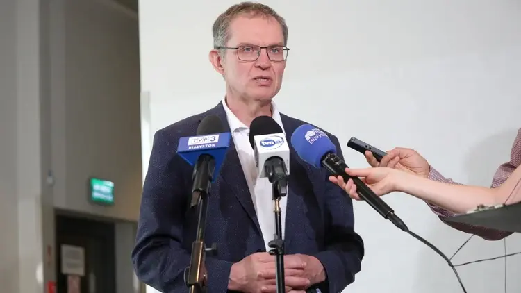Andrzej Poczobut rozmawia z dziennikarzami