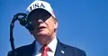 Donald Trump w czapce przemawia do mikrofonu