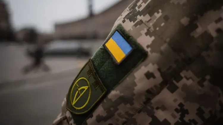 ukrainskie oznaczenie na rękawie munduru żołnierza