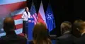 Magdalena Sobkowiak-Czarnecka przemawia na tle flag Polski, NATO i USA