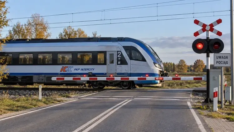 Pociąg na przejeździe - grafika wygenerowana przez AI